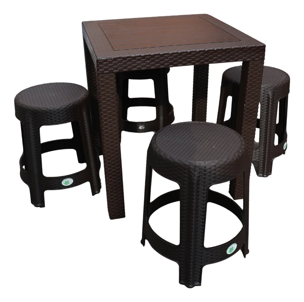 Mesa Estilo Ratán con 4 Bancos
