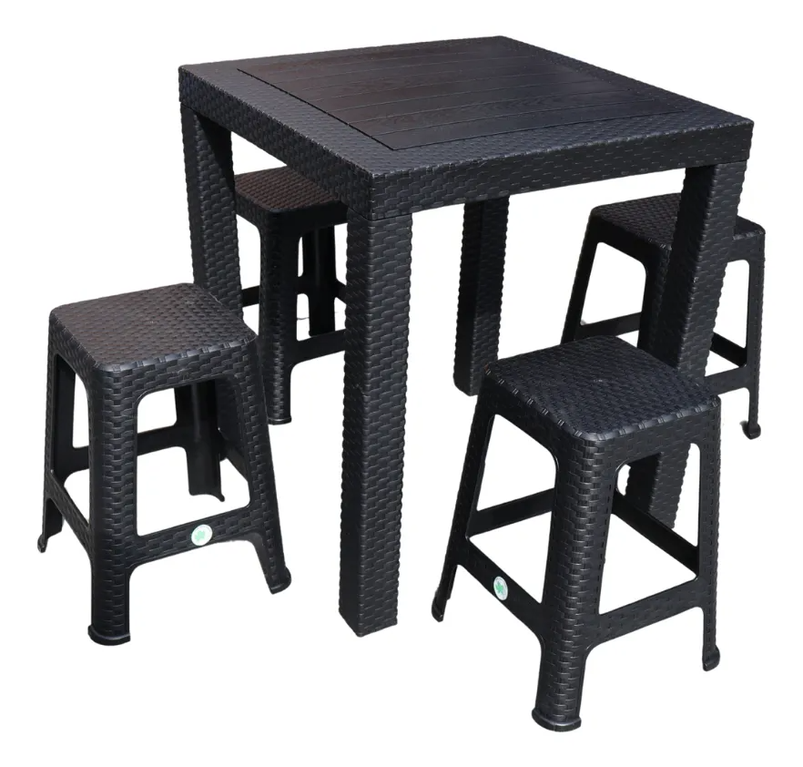 Mesa Estilo Ratán con 4 Bancos