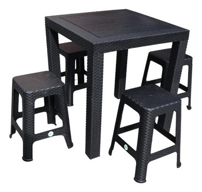 Mesa Estilo Ratán con 4 Bancos