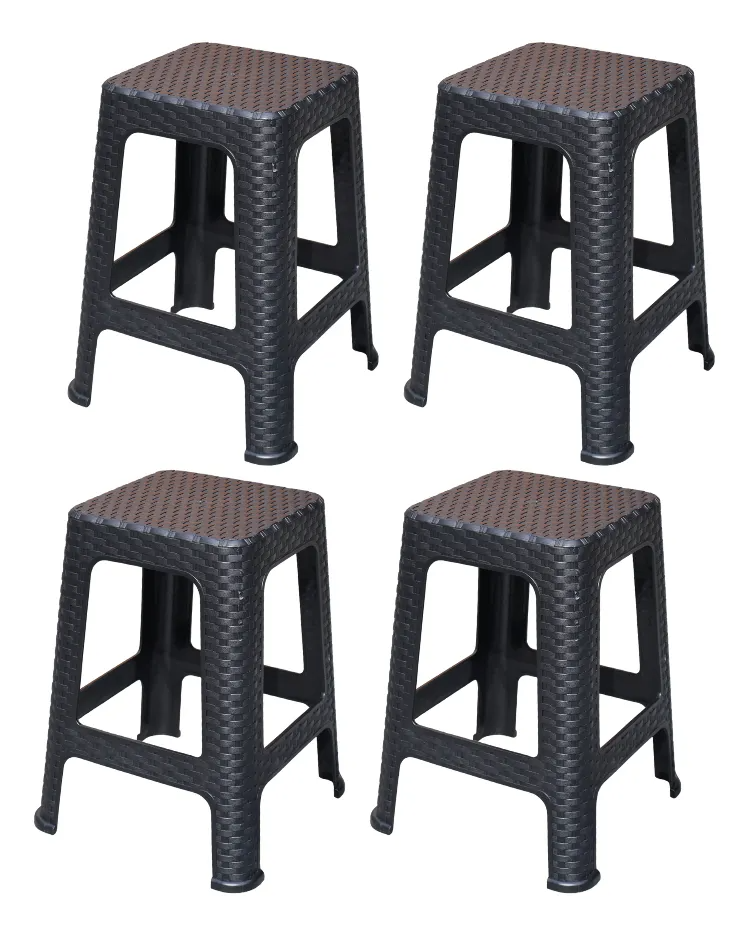 Mesa Estilo Ratán con 4 Bancos